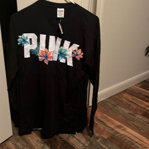 NWT embroidered VS PINK tee